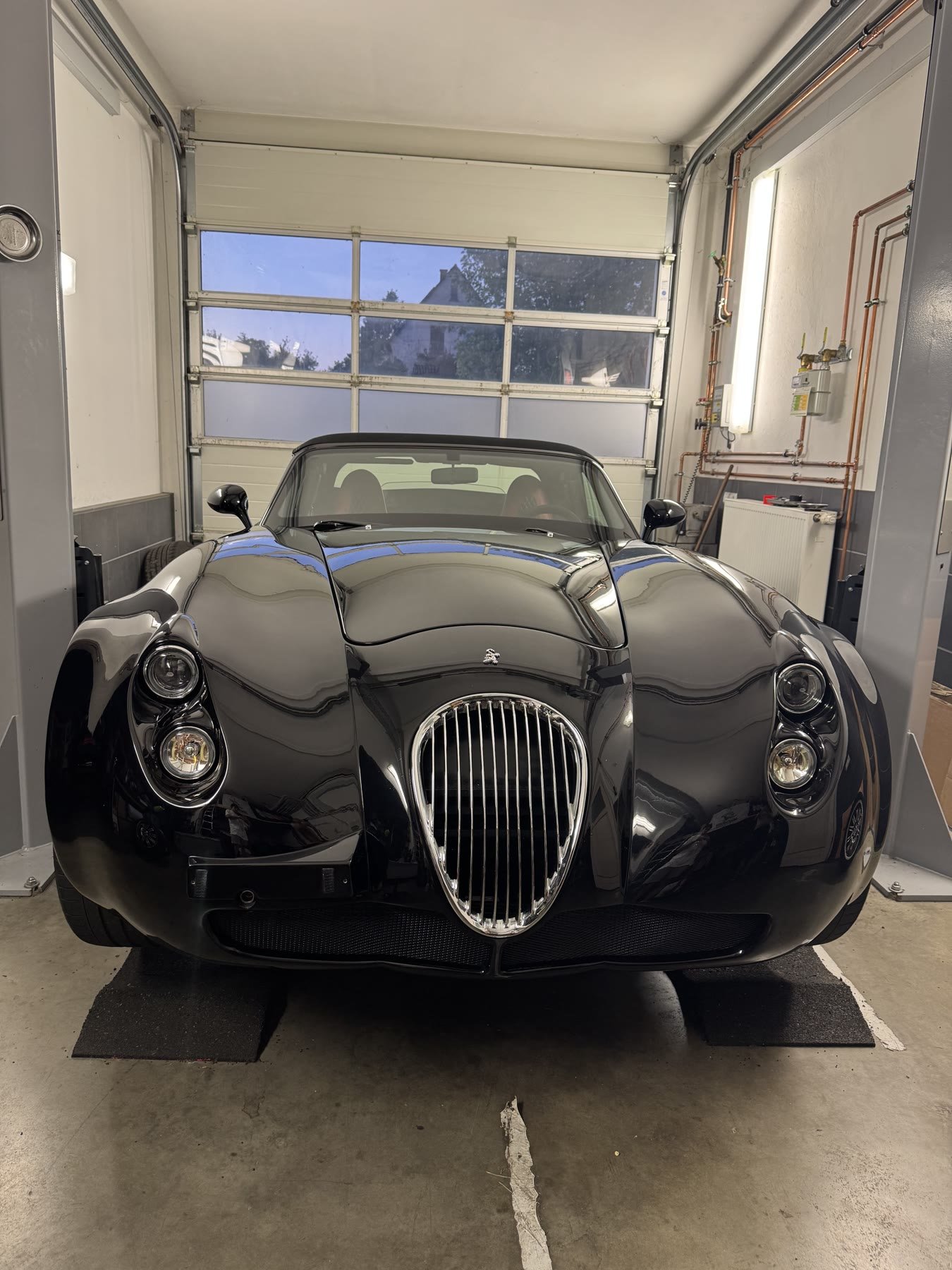 Wiesmann Roadster frontal in der Halle